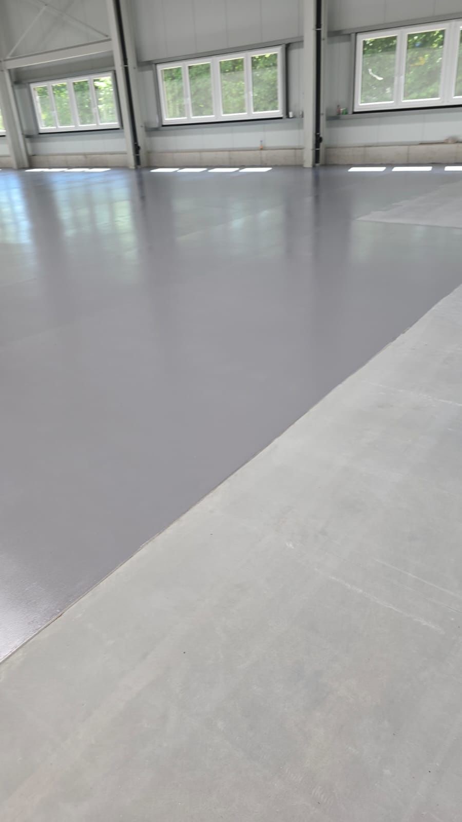 Fertig beschichtete graue Bodenfläche