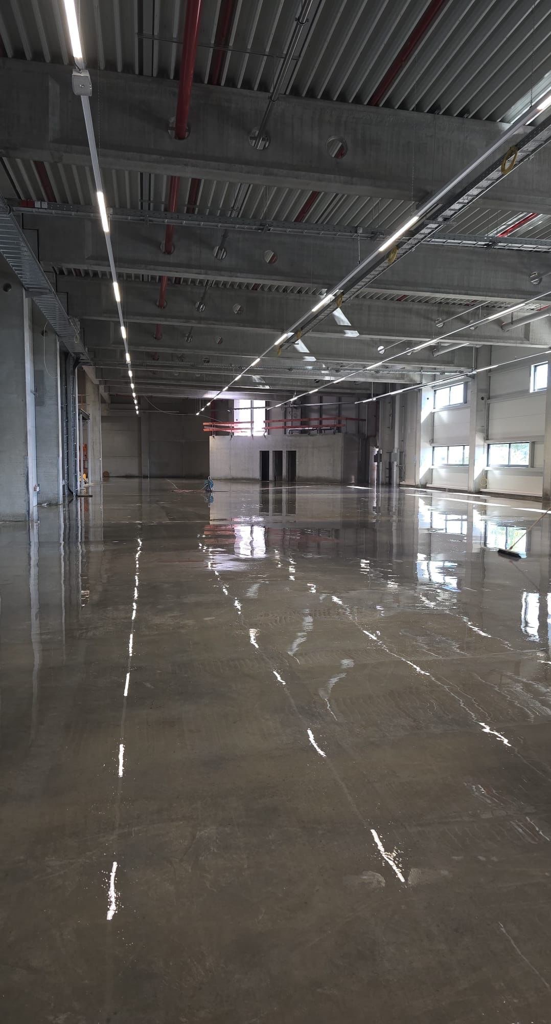 Fertig bearbeiteter Industrieboden in einer Halle