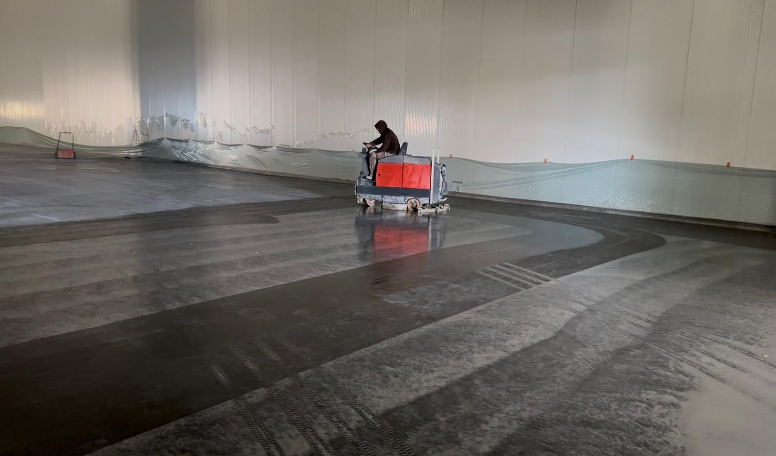 Professionelle Reinigung einer großen Industriefläche