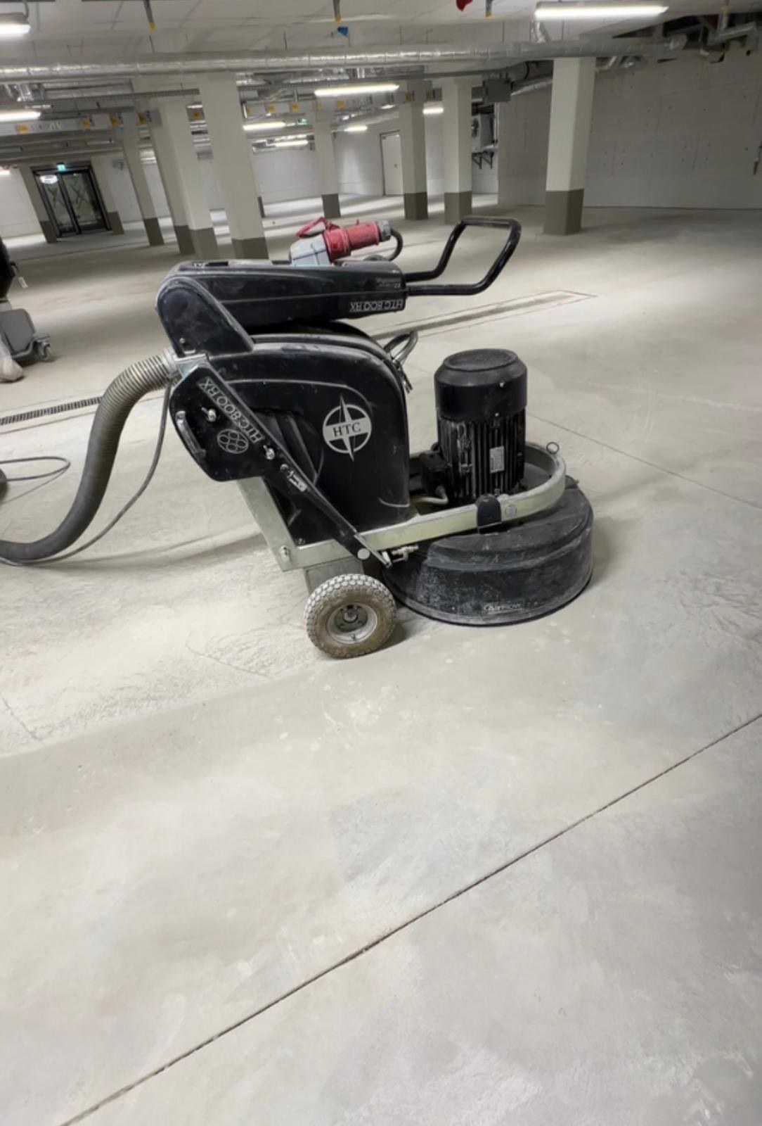 Trockenschleifmaschine auf einem Industrieboden